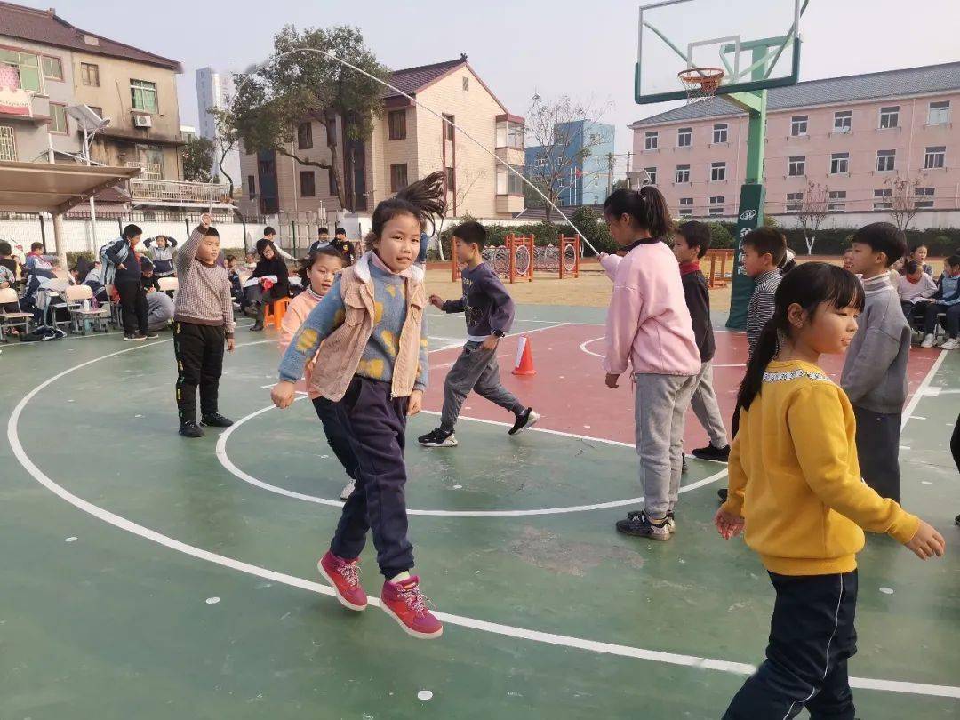 绳采飞扬童心奇想塘外小学举行2021学年冬季跳踢运动会
