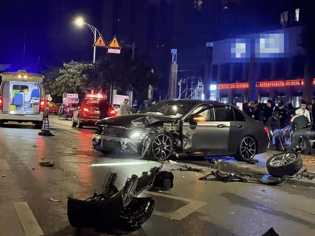 南宁一小区附近发生车祸,路边小车被撞飞上人行道,车轮掉落一地_来源