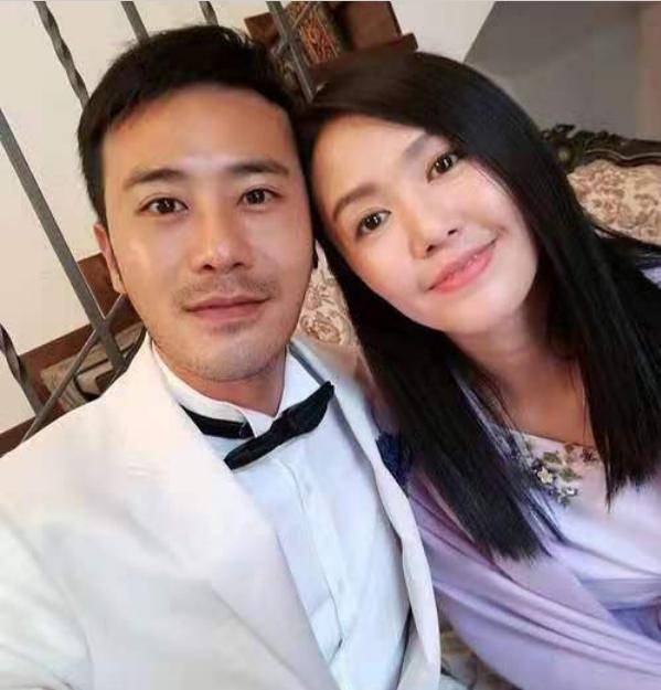 36岁谭维维与老公合体约会在老公面前宛若小女人