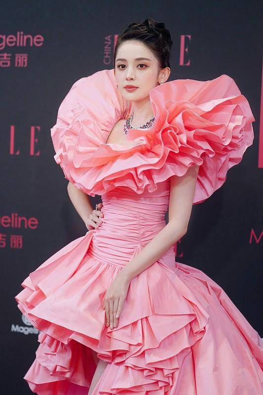 古力娜扎真的是有颜任性粉色花朵礼服真个性甜美优雅