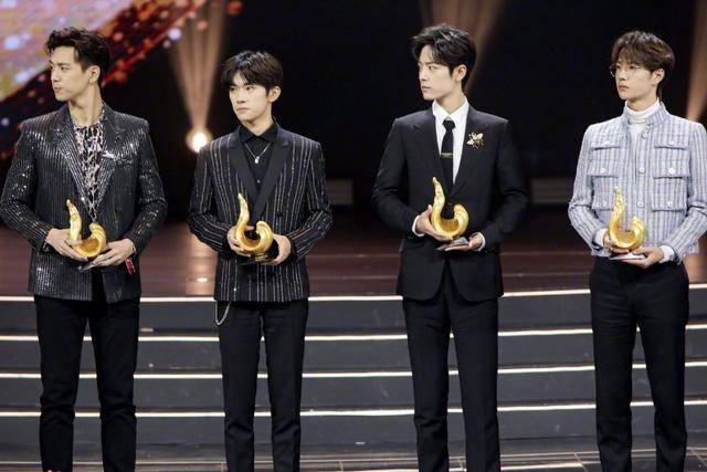 微博之夜2022周深和谁拥抱 e1f5701604414940ab93b88735cecd27.jpeg