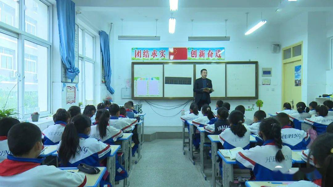 近日,记者走进岷县和平小学四年级(5)班的教室,语文老师刘星正在向