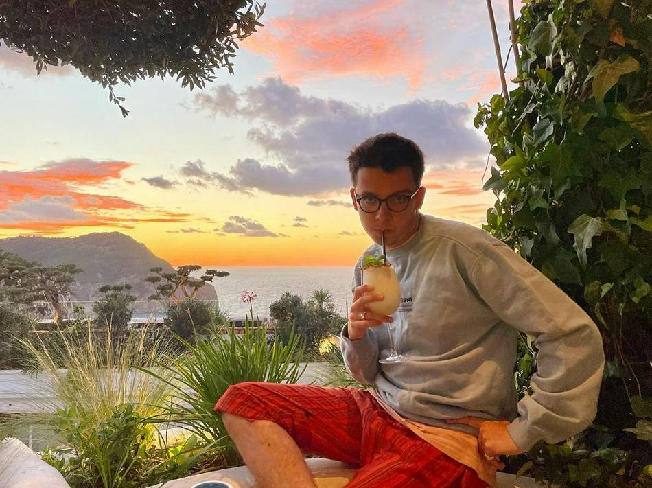 阿萨·巴特菲尔德晒自拍大肚腩瞩目 眼神疲惫头发凌乱