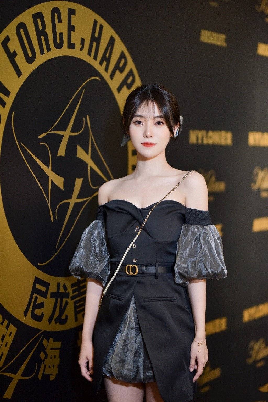 小钰新造型现身,网友直呼太惊艳,不知道rookie看后有什么想法?