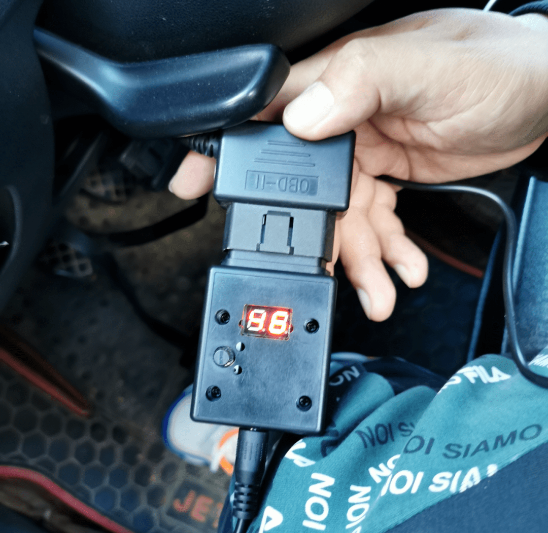 在网上购买了跑马机,并把机器装在教练车车载计时终端上,即便学员不