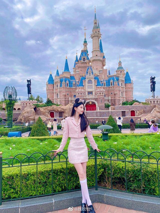 小家碧玉美女主持魏欣怡生活美照修长俏丽貌美如花