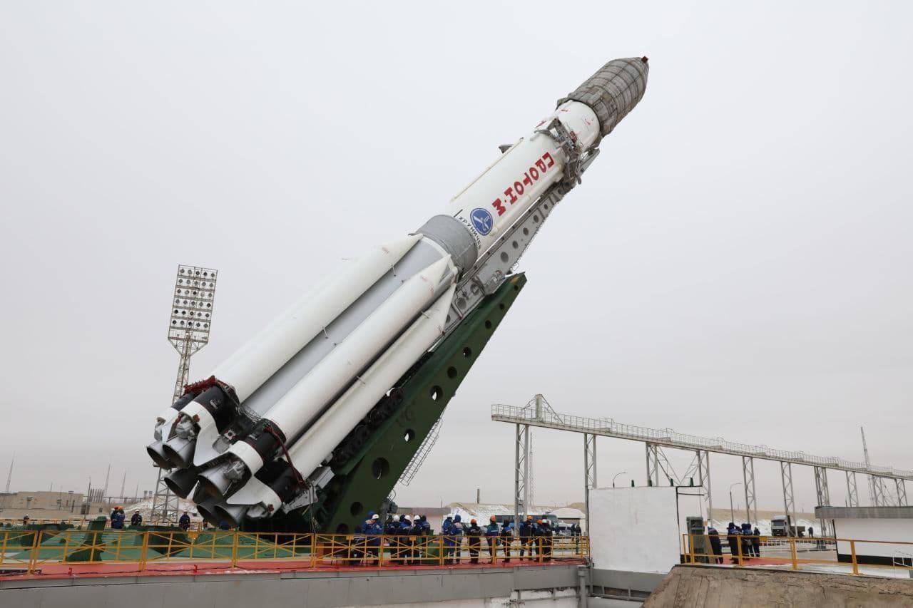 俄罗斯质子m运载火箭已经竖起将于13日发射两颗快车通信卫星