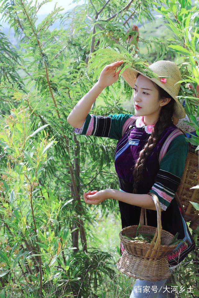 云云生于1994年6月,老家在云南大理挖色镇的一个小山村,父母均在昆明