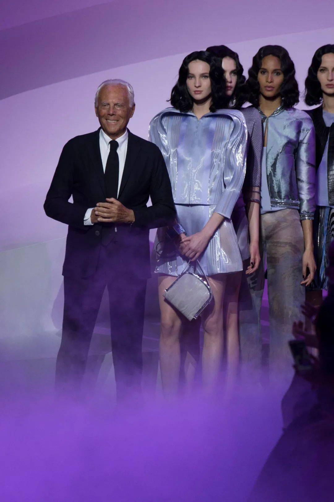 自然环境Pantone发布了2022年度流行色——长春花蓝