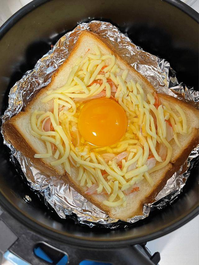 空气炸锅10分钟早餐!太阳蛋吐司好吃哭,附200道空气炸锅食谱