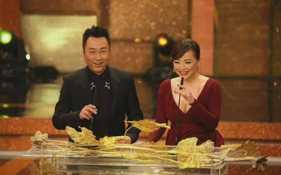 邓萃雯挽手黎耀祥走红毯,55岁自然老去臀翘胯宽,越老越有味道!