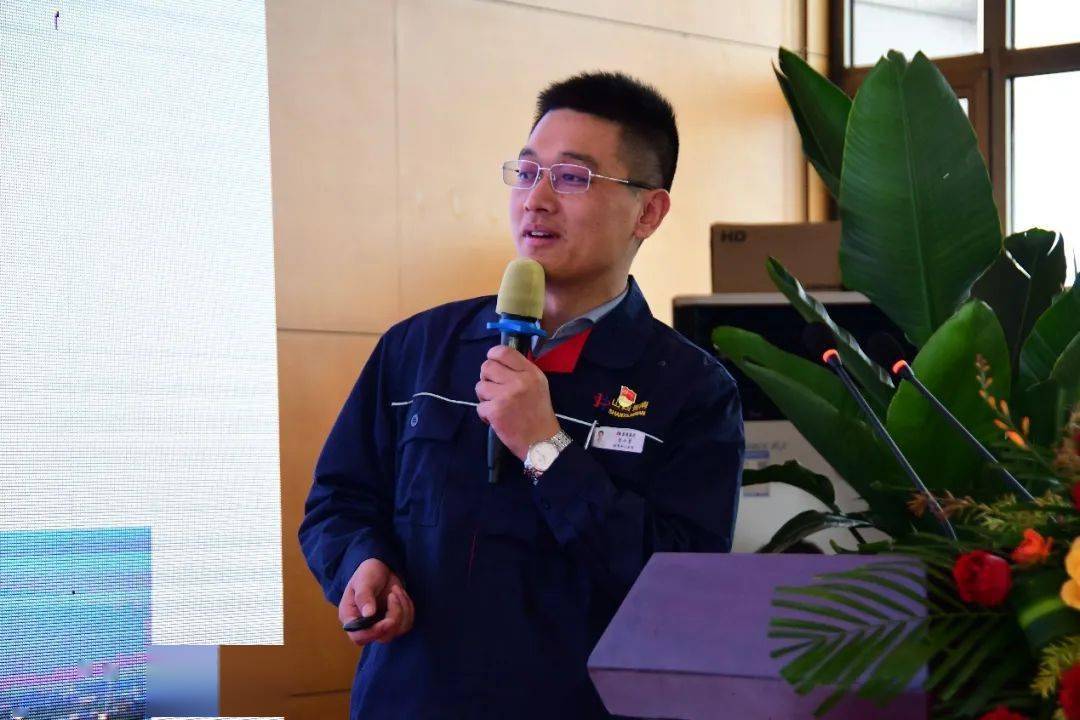 图为李小勇分析"钢-焦-化-氢"产业链低碳发展路径.