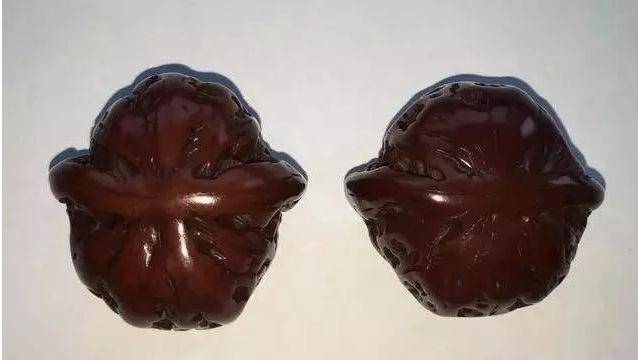 这可不行,咱们说多盘盘文玩核桃可以强身健体,况且核桃包浆很好看.