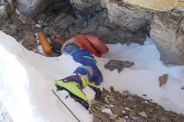 一个石灰岩洞穴中有个遇难者的遗体卧在积雪中