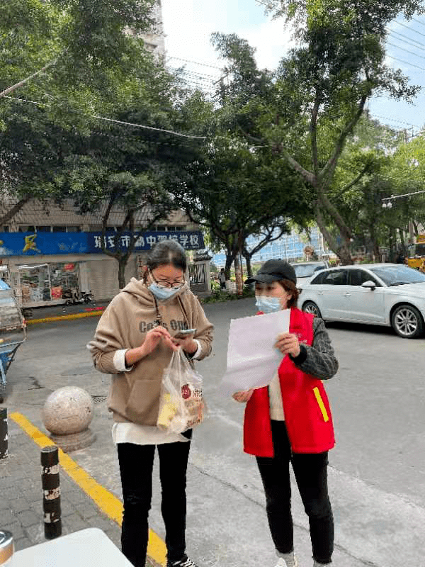 民建瑞安市基层委主委金丽云带领市政务服务中心的干部首先做好本单位