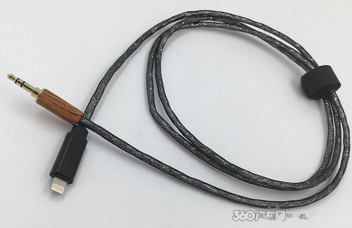 会发现汽车主机厂在中控台或者在扶手箱,还是会保留aux接口这个功能