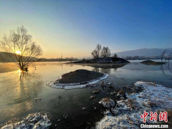 青海黄河岸畔：冰凌在河面作画，幽静美丽