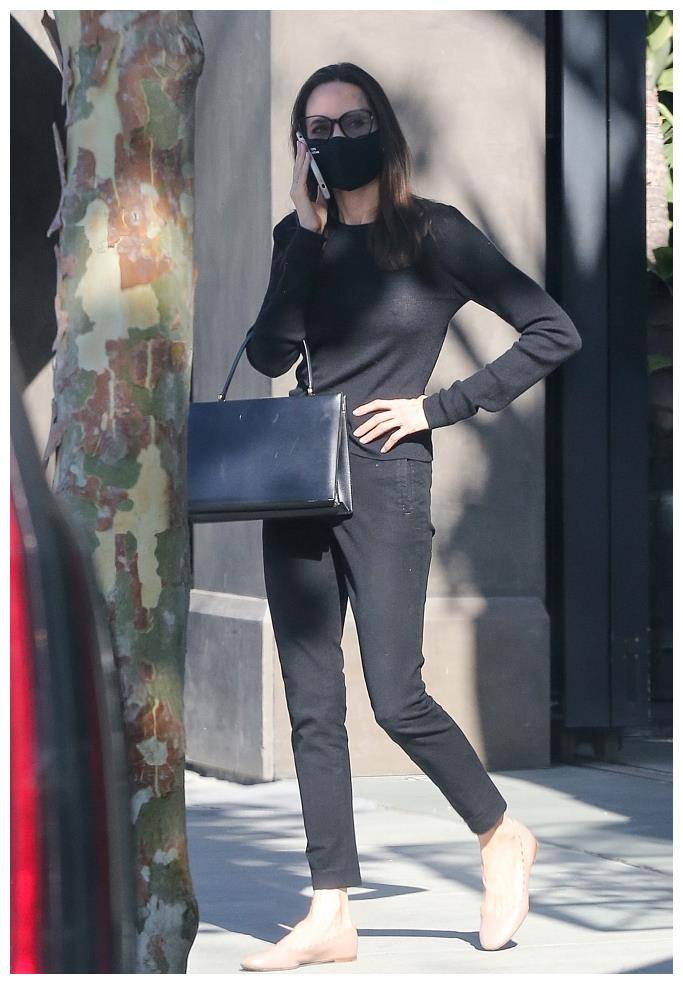 安吉丽娜·朱莉街拍:针织衫铅笔裤 芭蕾鞋celine包袋干练知性_celine