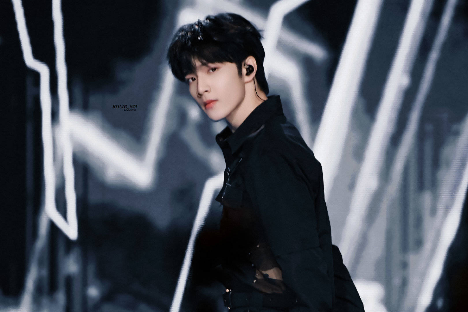 刘耀文掉麦后的反应 小刘的舞台表现力真的越来越强了!