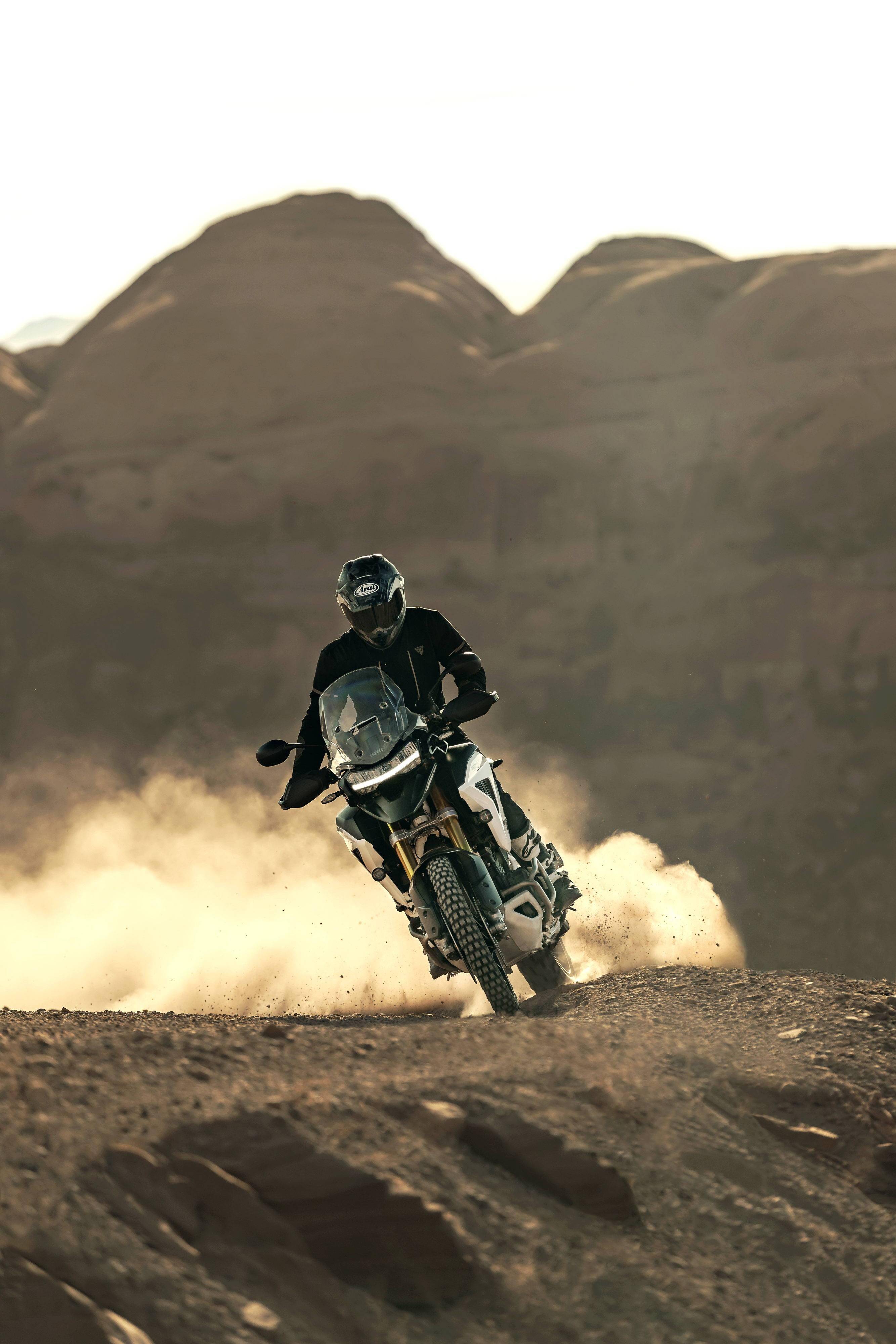 新一代探险车tiger1200rally系列户外特写