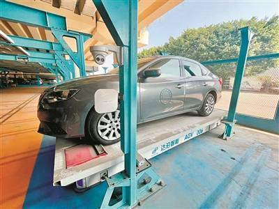 卡位|不会停车？机器人来帮忙