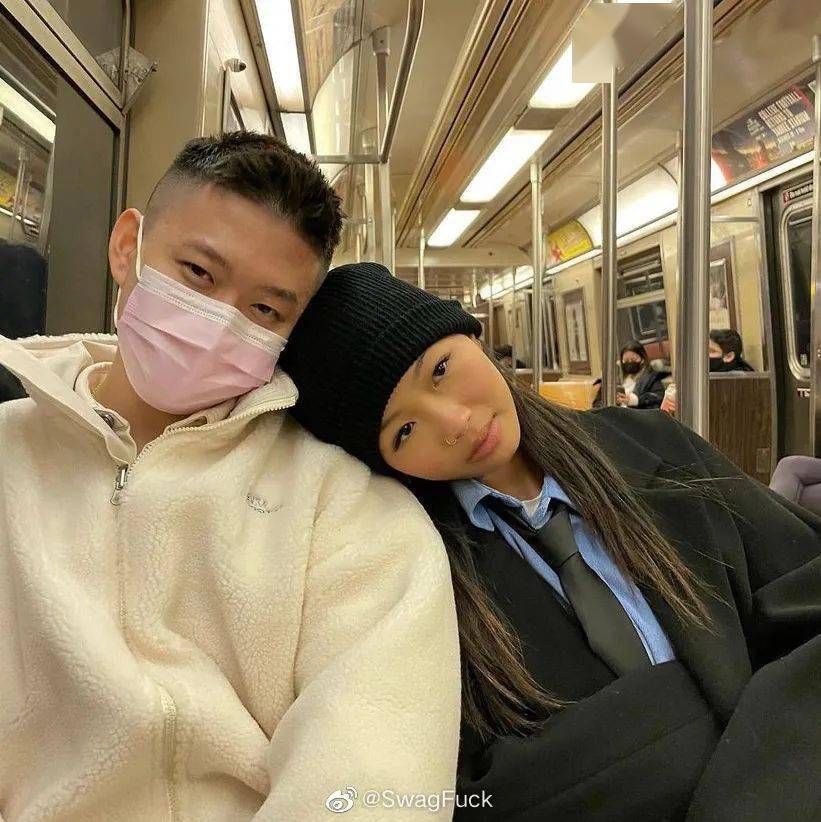 地铁出行的rich brian和女友!_说唱_blow_年度