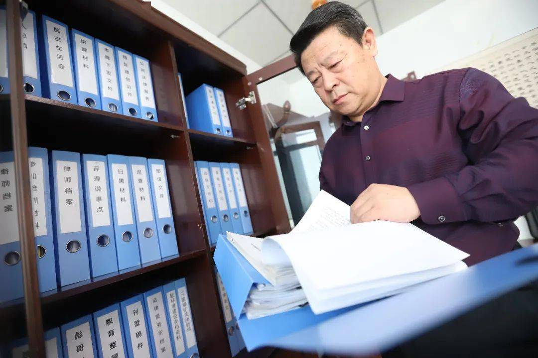 张彪,阜新蒙古族自治县司法局副局长,今年58岁.