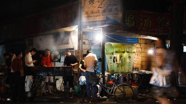 武漢市區逛街的人絲毫不減,熱乾麵小吃賣得火爆_夜市_攤位_城市