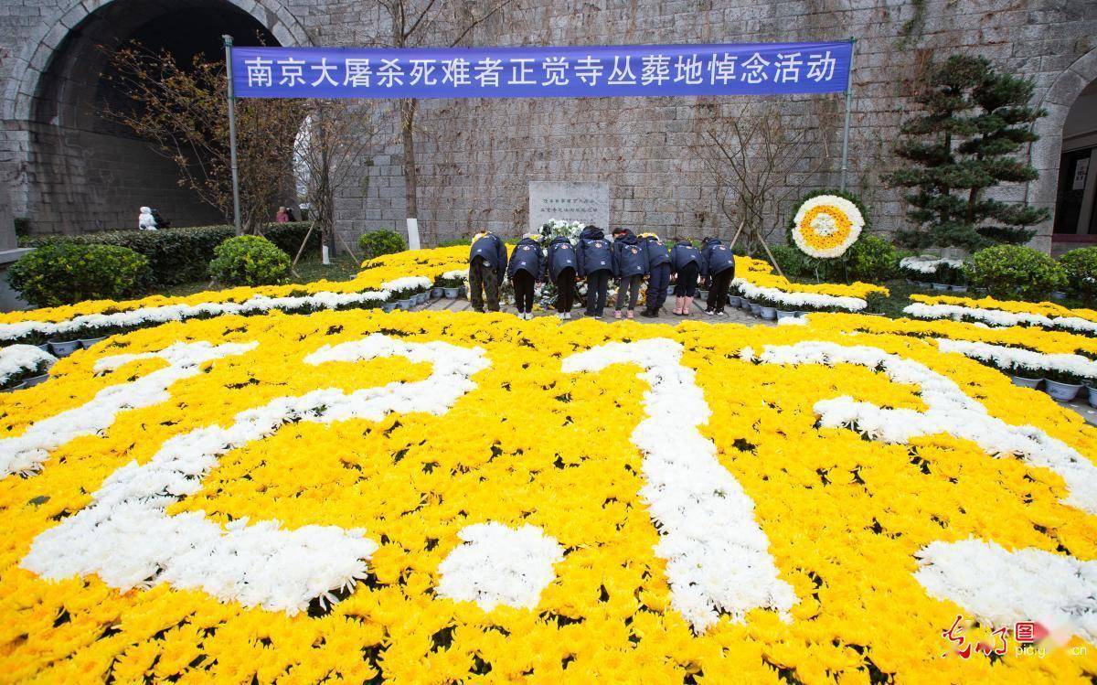 难者国家公祭日来临之际,人们来到侵华日军南京大屠杀死难同胞丛葬地