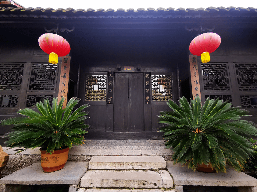 踪影已经印刻在古镇的大街小巷,赵氏宗祠,赵彩章百岁坊,赵理伦百岁坊