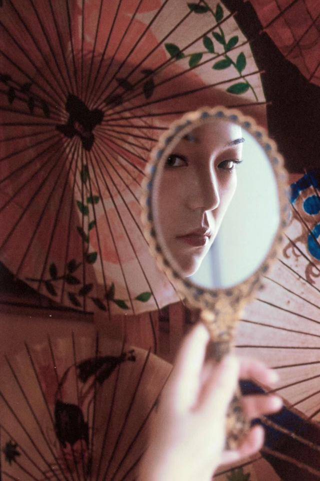 微弱的灯光,光影交错,轻纱薄翼,这样的画面静谧又美好.