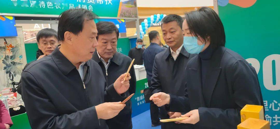 启动仪式后,张颖,陈寒冰等来到消费帮扶农特产品展销区巡展并带头消费