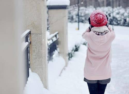 雪中女人孤独背影图片