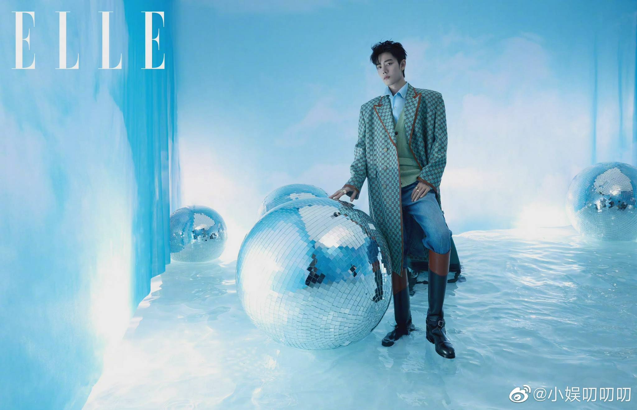 肖战elle1月刊内页紫色西装外套和红色喇叭裤