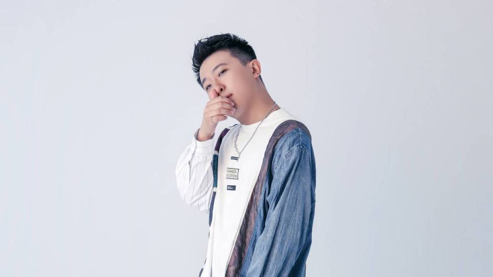 张鹤擎新歌上线翌日,发文感谢听众的支持,自己会继续磨砺前行_歌曲