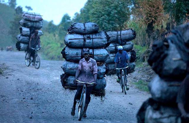 中国二八大杠走红非洲,小伙运250公斤香蕉,时速60公里不刹车_自行车