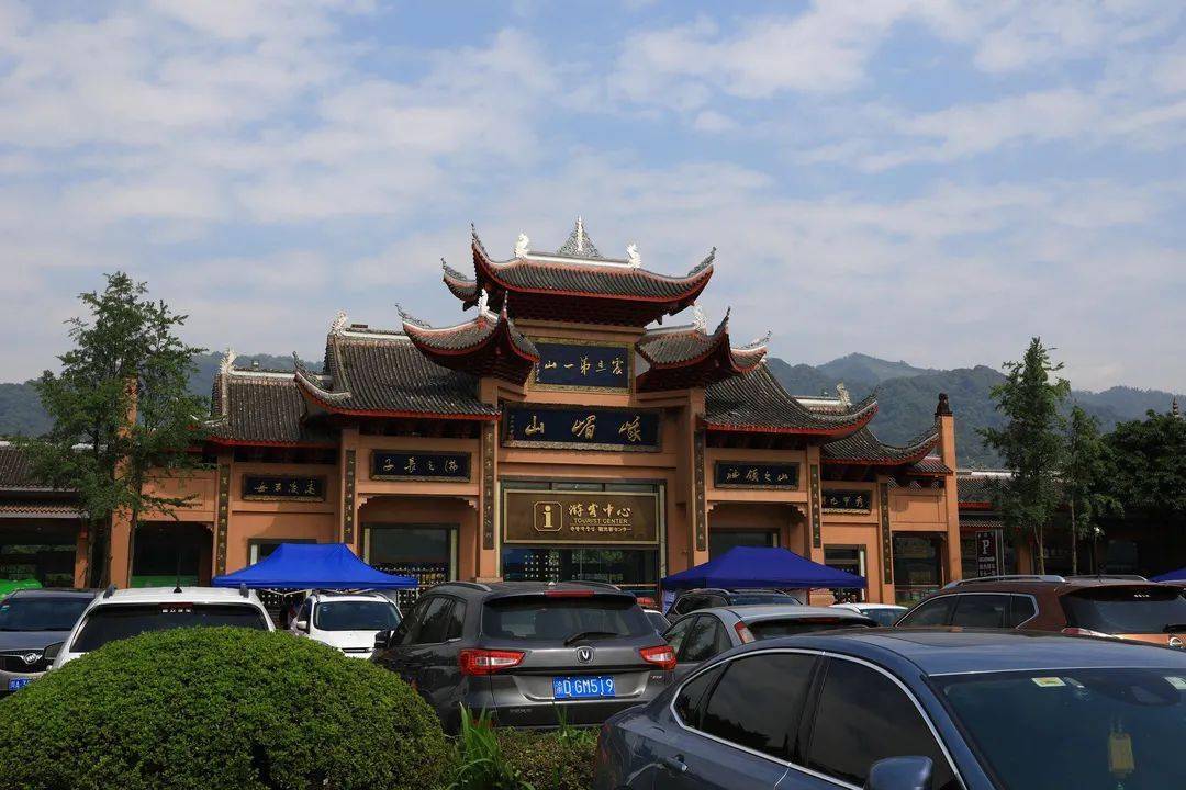 走进峨眉山景区黄湾游客中心,大屏幕上轮换播放着"文明旅游 从我做起"