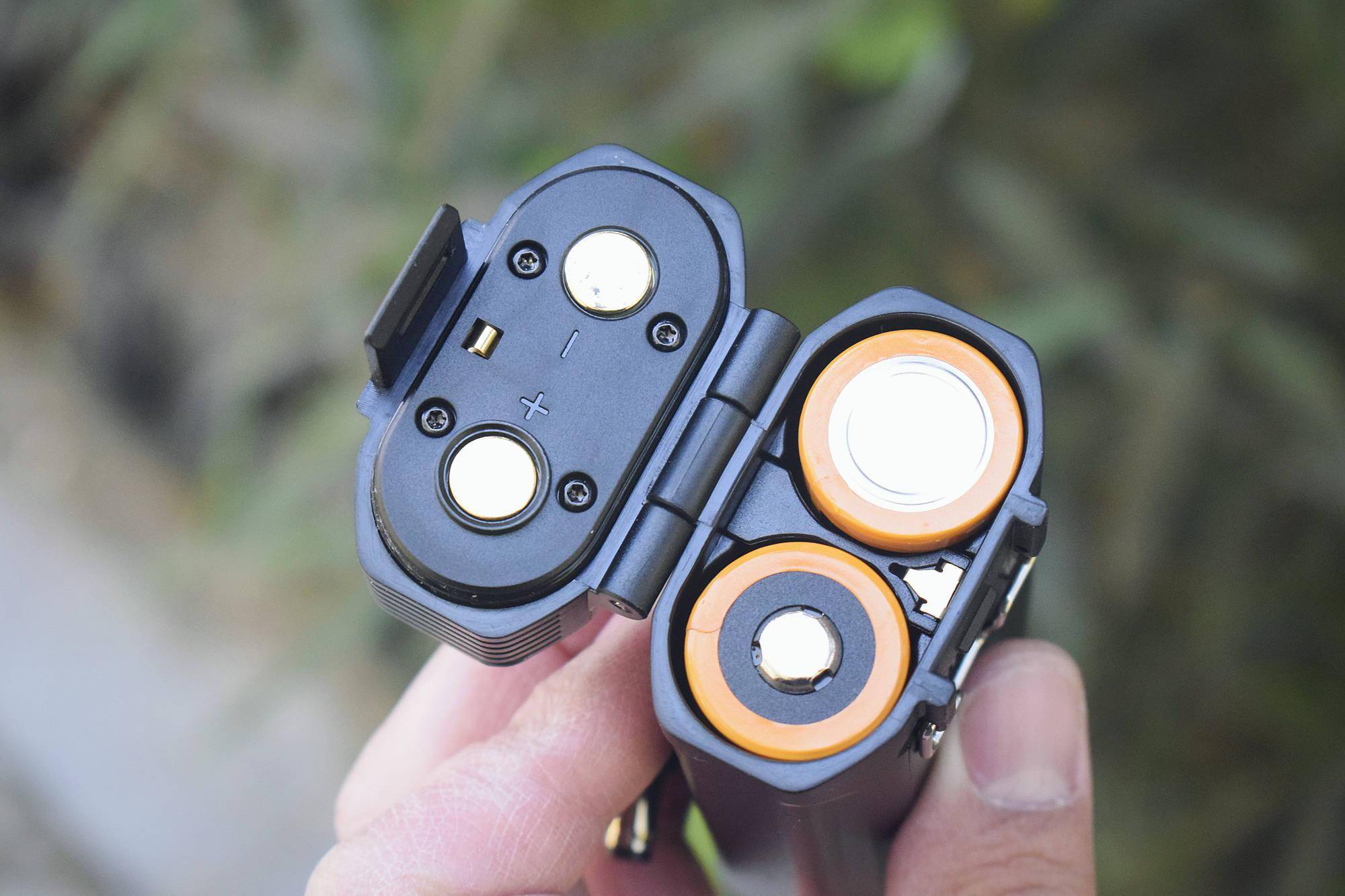 电池盒内两颗电池为串联结构设计,安放时注意正负极,不过为了防止反接