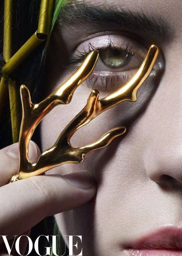 组图碧梨写真尝试亮眼绿发宽檐帽大码外套演绎鬼马神秘