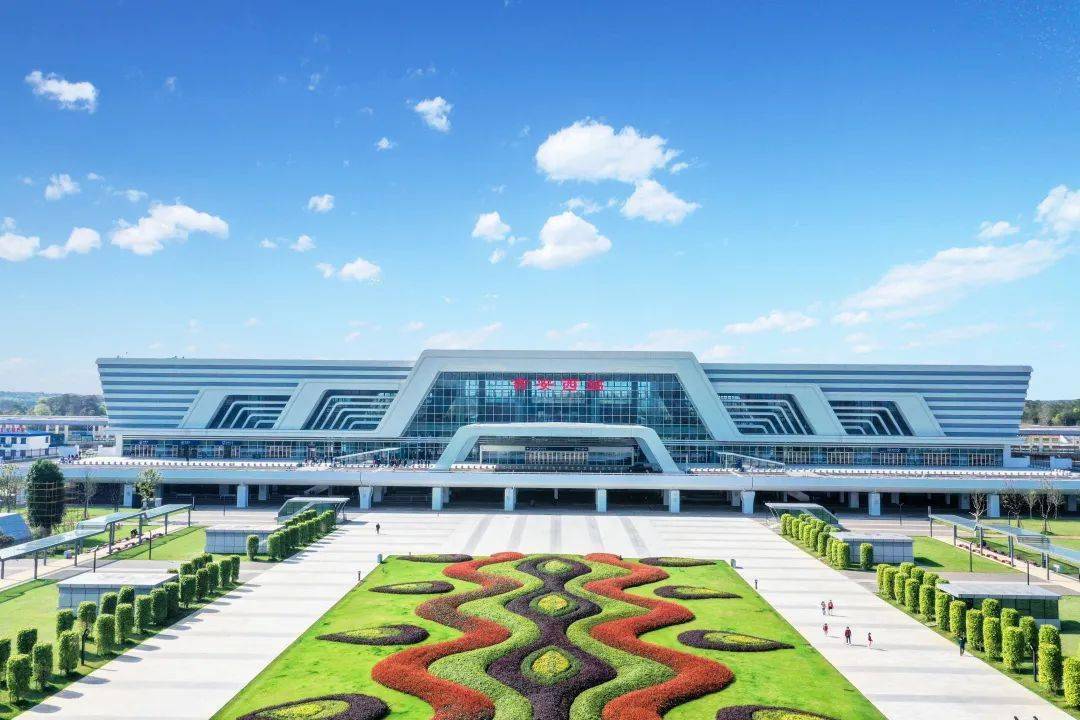 建筑面积为30000平方米,车站设置3台7线,以"星火燎原传赤色,五指擎天