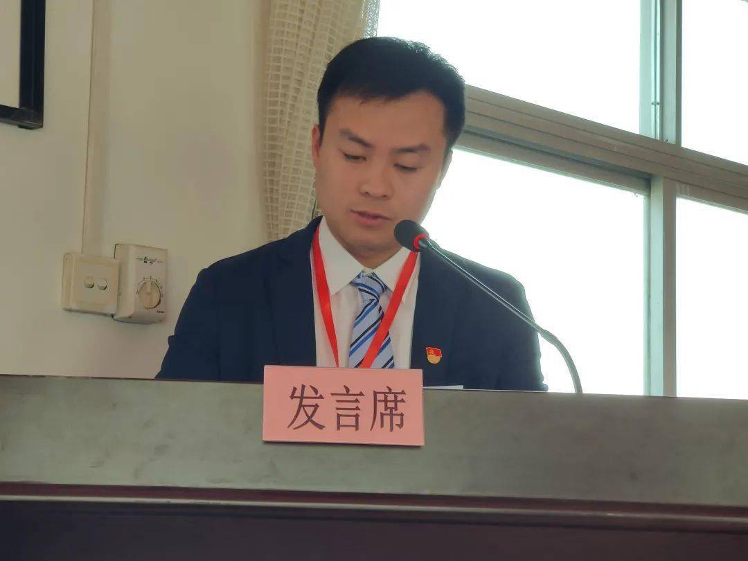 闭幕会上,新当选镇长李光辉向各位代表和全镇人民致以衷心的感谢和