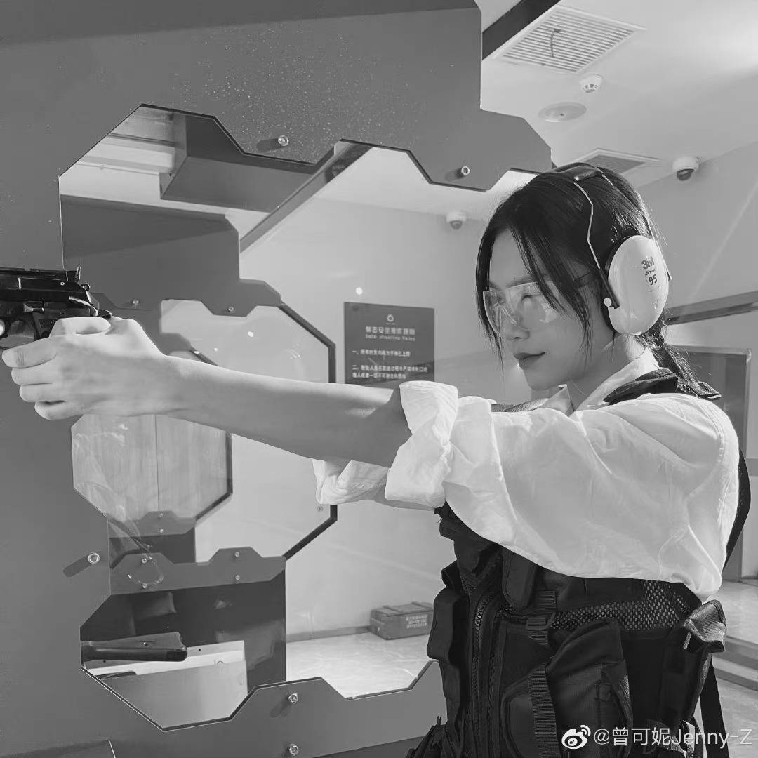 曾可妮摆出持枪的pose太酷了!_角色_场面_美女