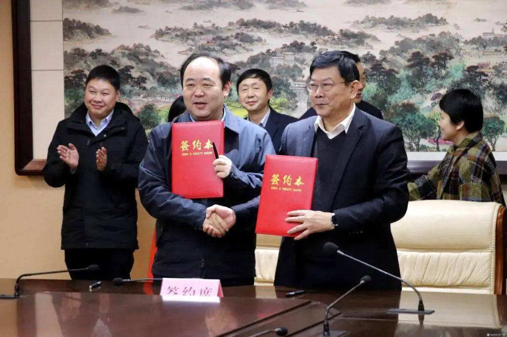 校党委书记闫英姿,赤壁市委书记董方平出席活动并致辞,校党委副书记