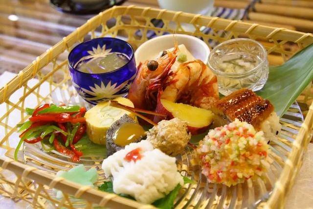 前面是日式前菜的做法,日本料理一般都是:折叠煮小海螺主料:小海螺 1