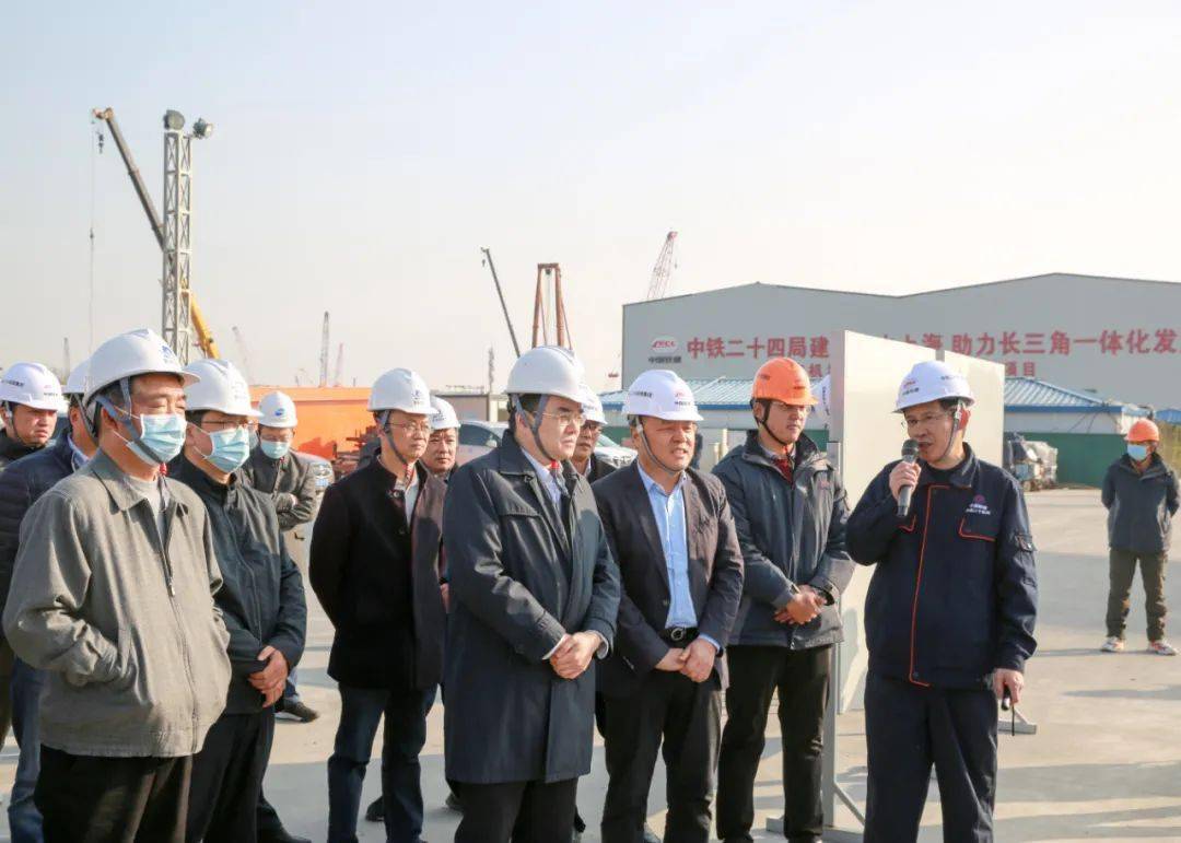 周光民陪同上海局集团党委书记董事长侯文玉到上海机场联络线项目调研