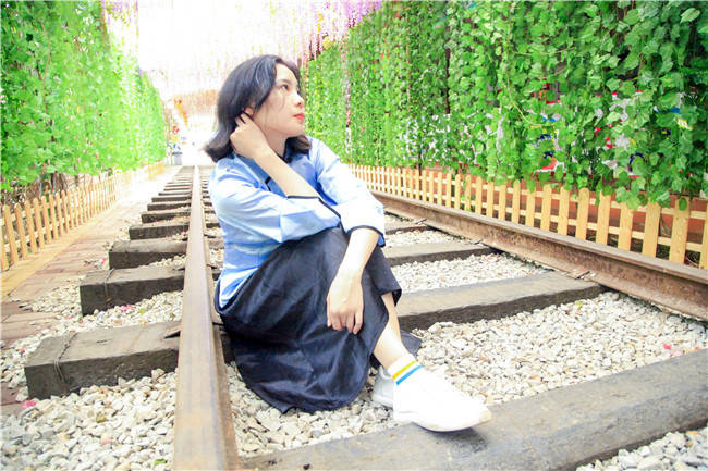 当代女大学生扮成民国燕京大学女生来游清远铁路花海