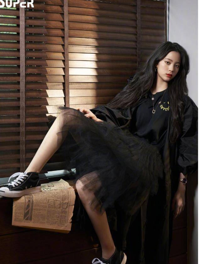 欧阳娜娜拍大片突破大红唇搭黑丝又酷又甜每张都一个表情