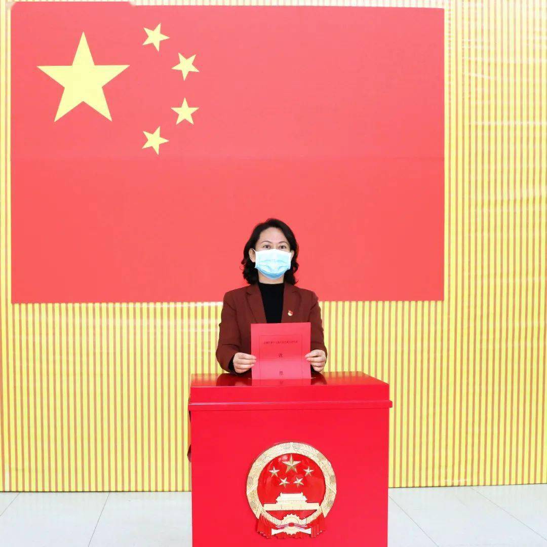 当天上午,盐都区委书记,高新区党工委书记王娟前往盐龙街道第八选区