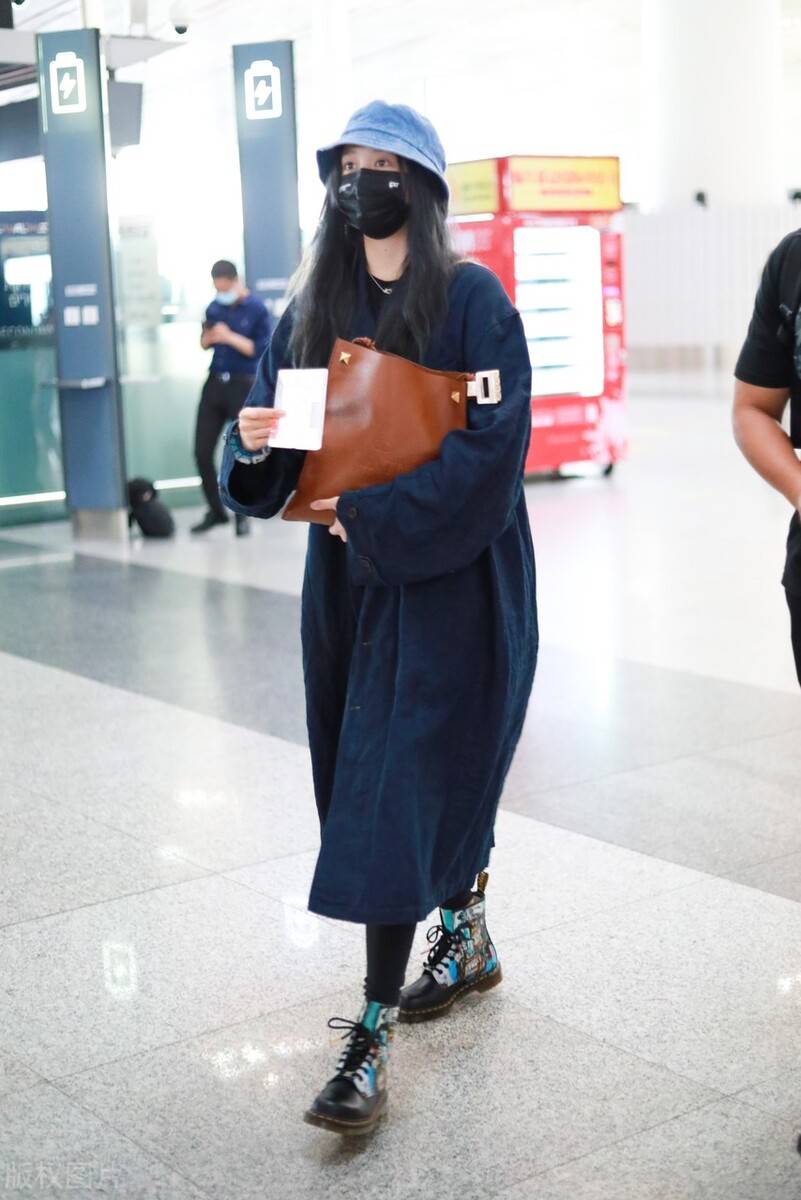 关晓彤穿藏蓝色风衣搭配彩色印花马丁靴,怀抱棕色皮包低调休闲_藏蓝色