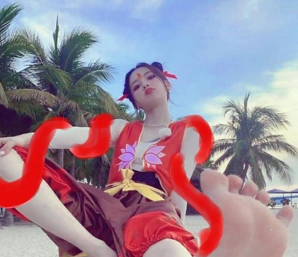 我们可以发现娄艺潇的雪女王cosplay有一个非常独特的形状.